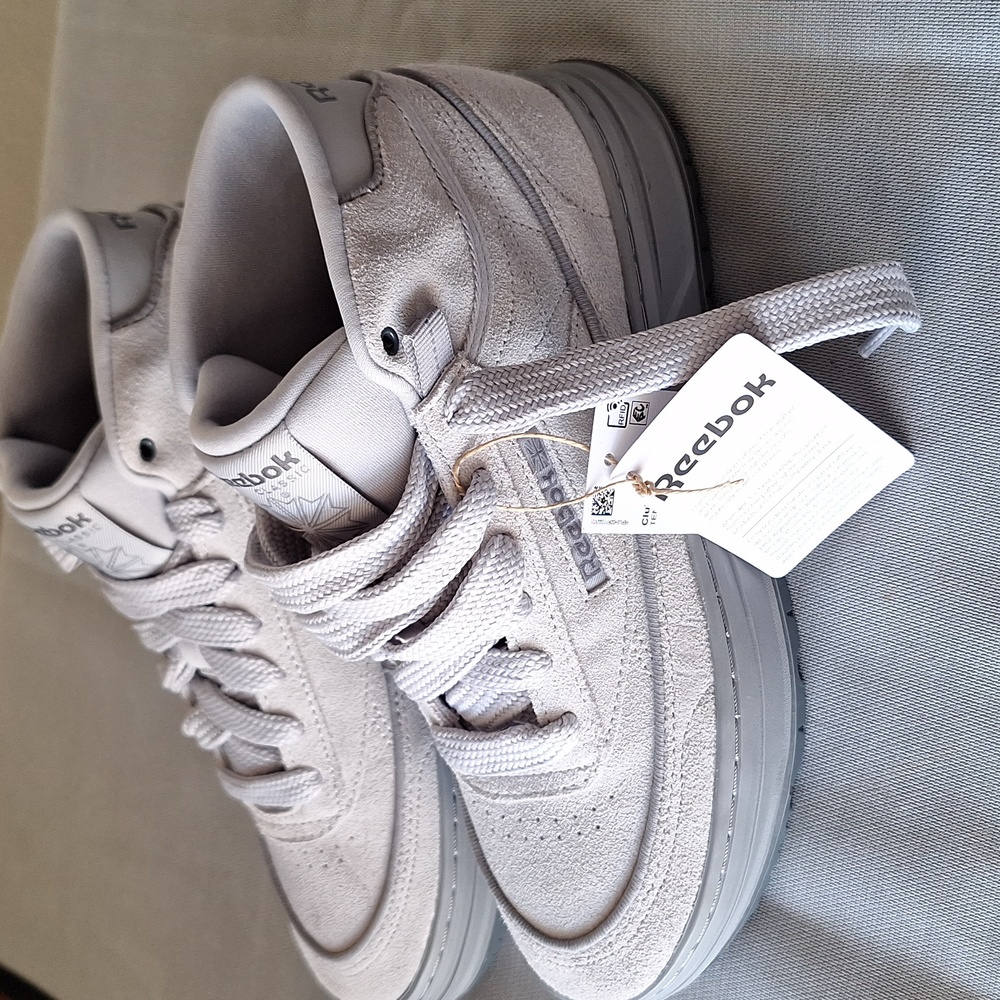 Reebok Suede Womens 8 1/2